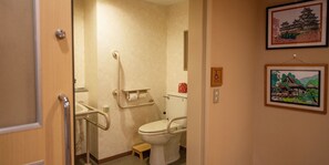 Set di cortesia gratuito, asciugacapelli, pantofole, asciugamani