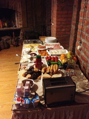 Tägliches kontinentales Frühstück (10 USD pro Person)