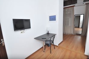 Family Room, 3 Twin Beds | Premium bedding, desk, rollaway beds, free WiFi - Hotel Corner (Tbilisi)