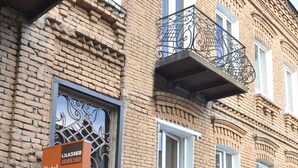 A corner building with a sign indicating a hotel. - Hotel Corner (Tbilisi)