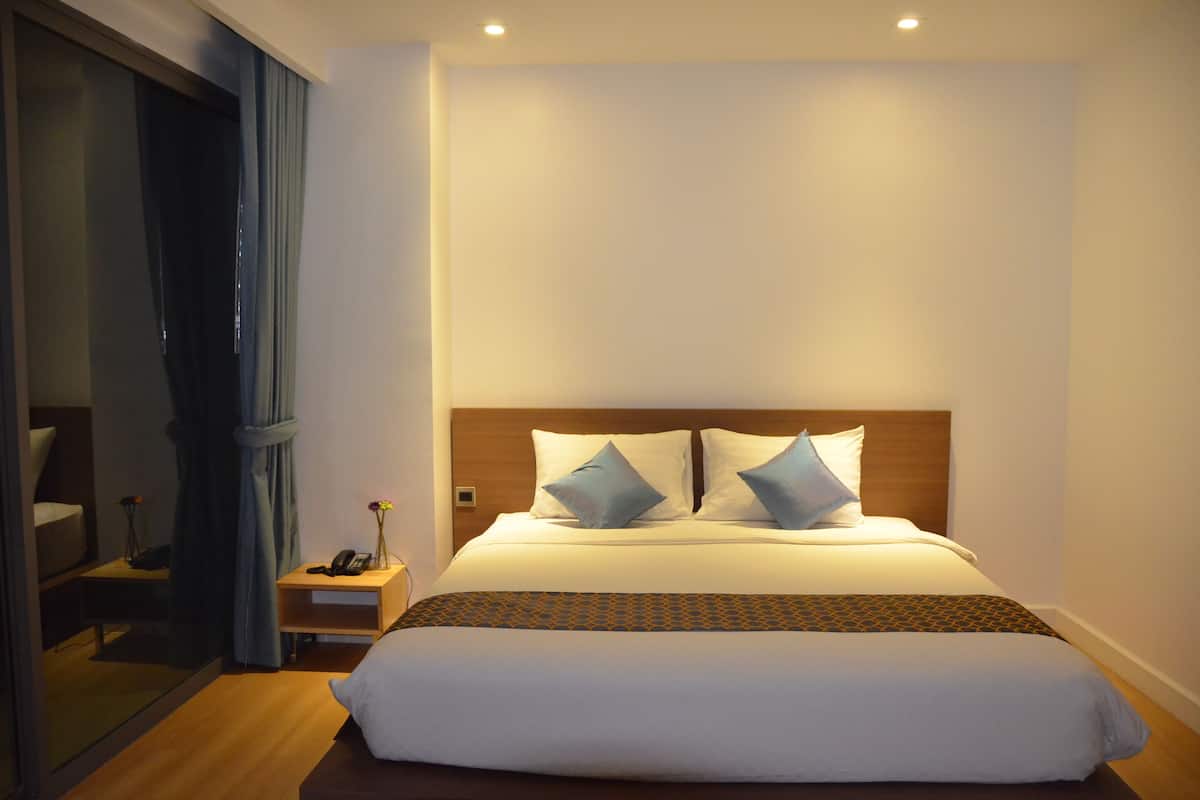 Deluxe Room, Balcony | Minibar, in-room safe, desk