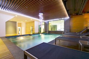 Piscina interna, espreguiçadeiras