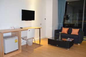 Quarto luxo, sacada | Área de estar | TV LCD 32 polegadas com canais a cabo, TV