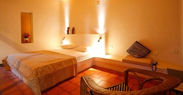 1 dormitorio, minibar, tabla de planchar con plancha y camas supletorias