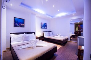 Deluxe-huone (Interior Quad) | Tallelokero huoneessa, työpöytä, pimennysverhot, silitysrauta/-lauta