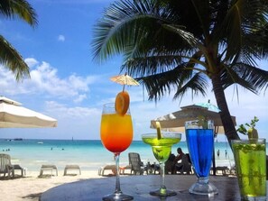 On the beach, white sand, sun-loungers, beach umbrellas - Deparis Beach Resort (Boracay Island)