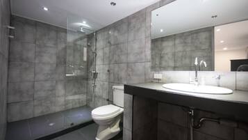 Room (Interior Quad) | Bathroom | Shower, rainfall showerhead, free toiletries, hair dryer