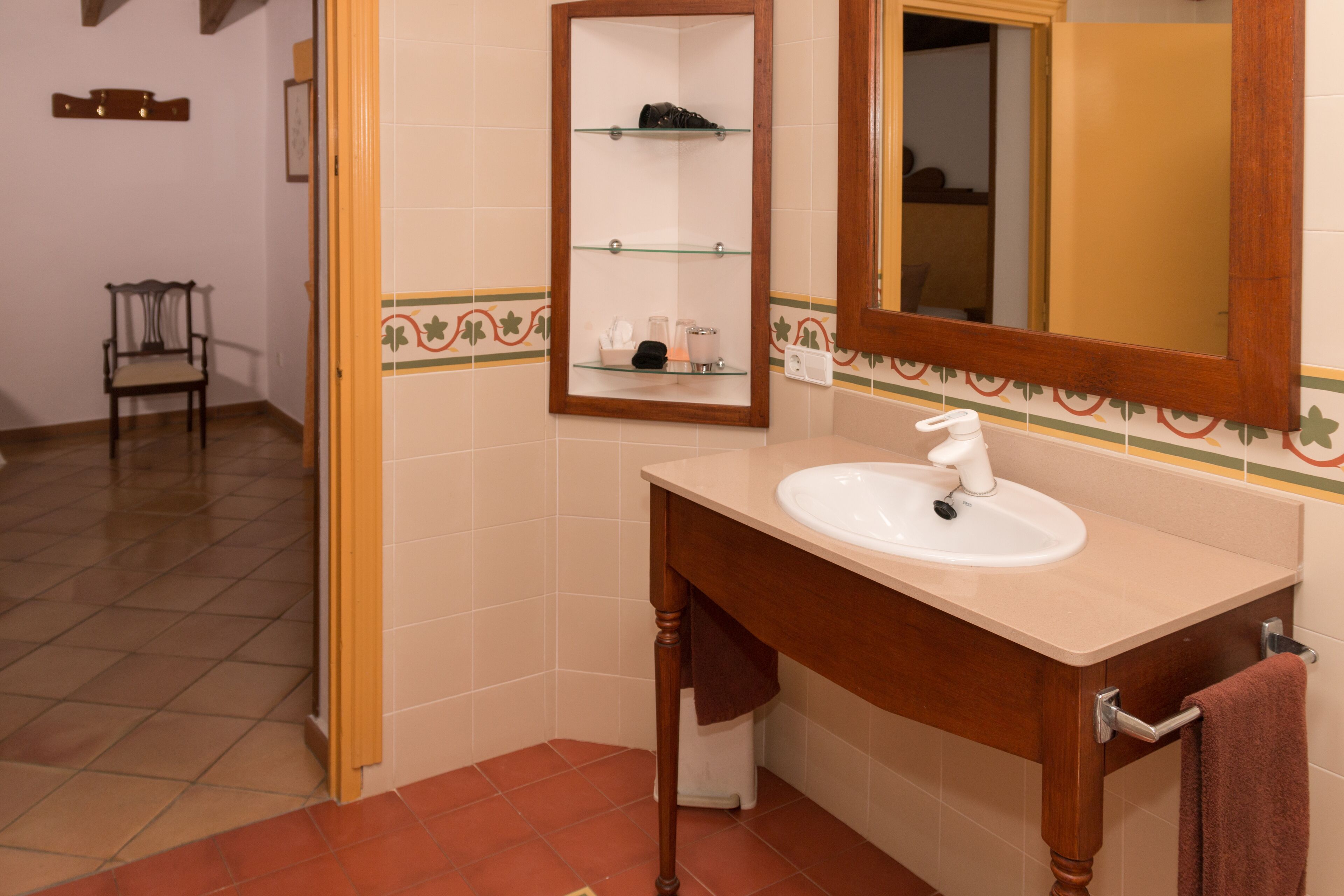 superior double room | bathroom | combined shower/bathtub, free toiletries, hair dryer, bidet