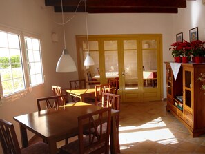 Daily cooked-to-order breakfast (EUR 15 per person)