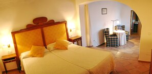 Habitación doble con Salón | Premium bedding, pillow-top beds, minibar, in-room safe