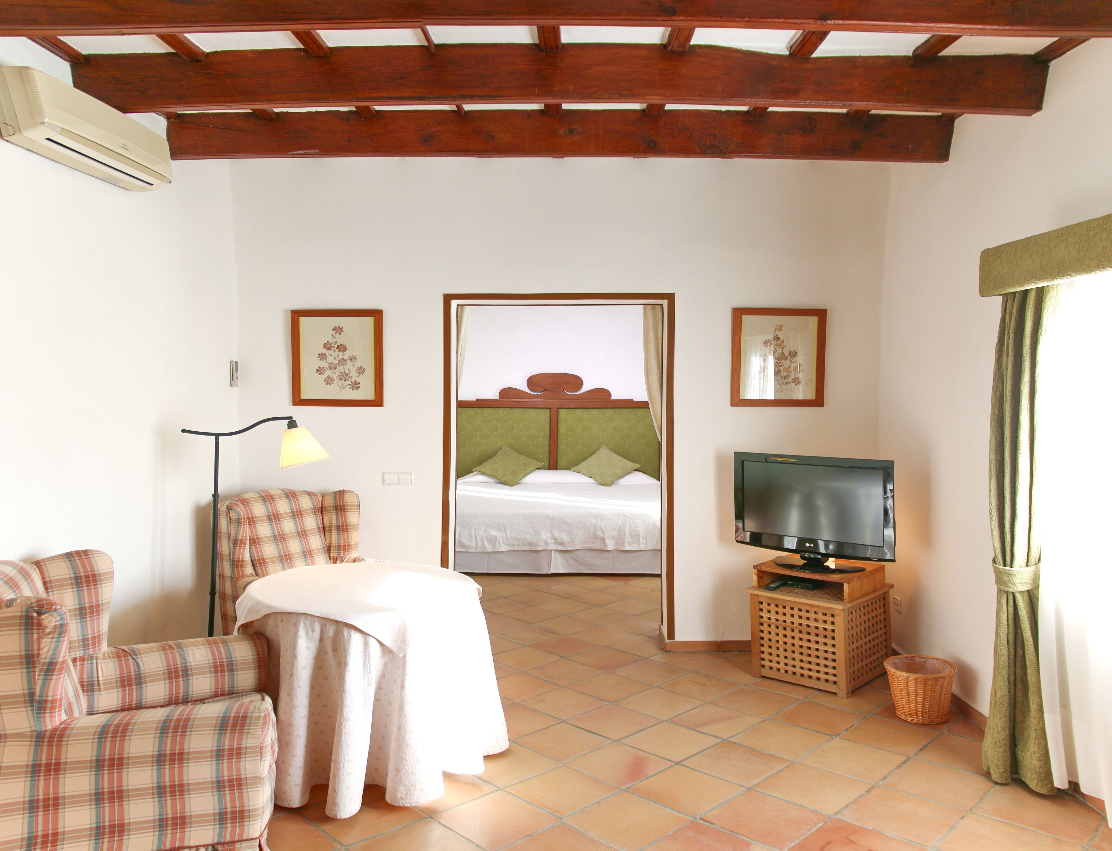 premium bedding, pillow-top beds, minibar, in-room safe