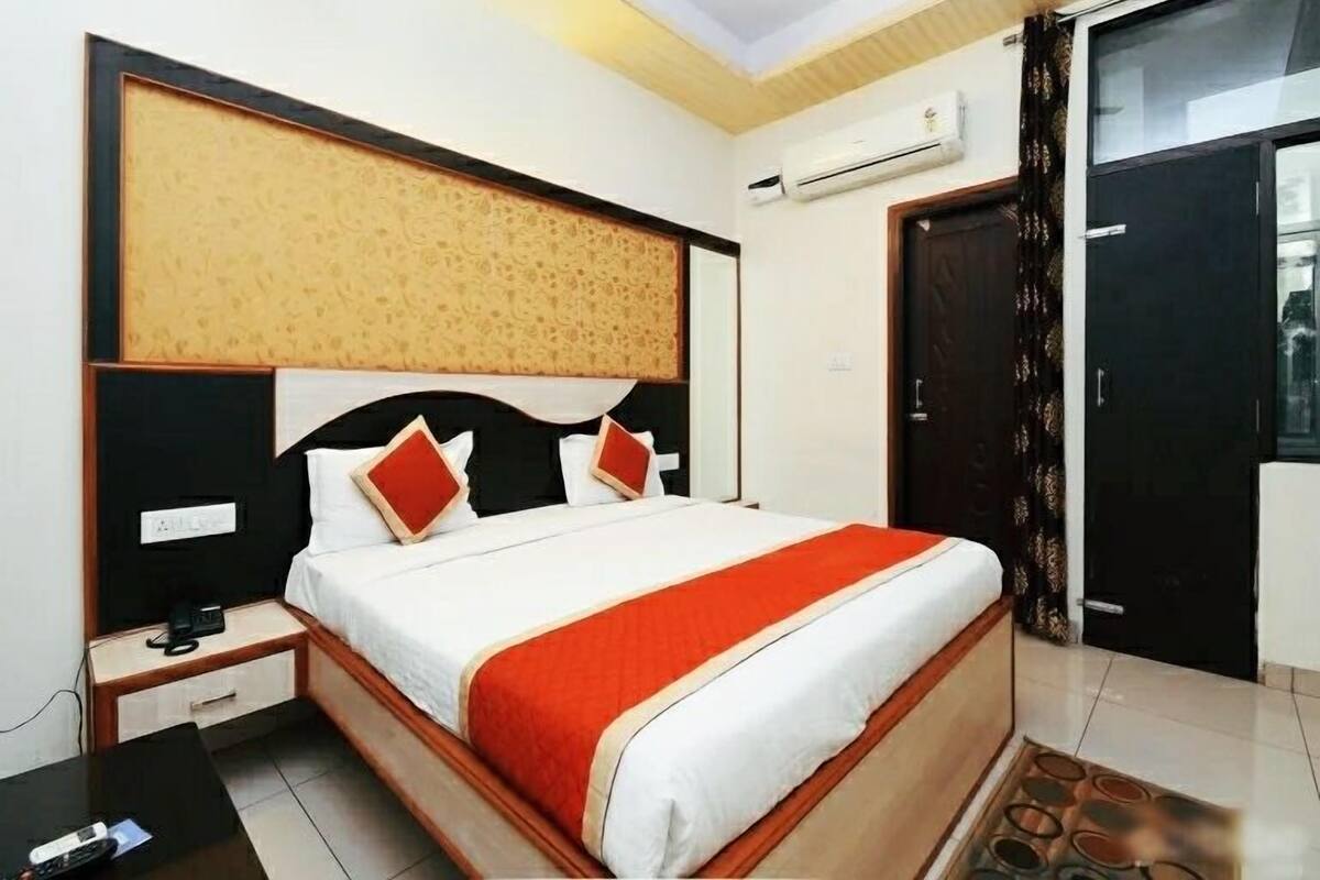 Premium bedding, in-room safe, desk, free cots/infant beds
