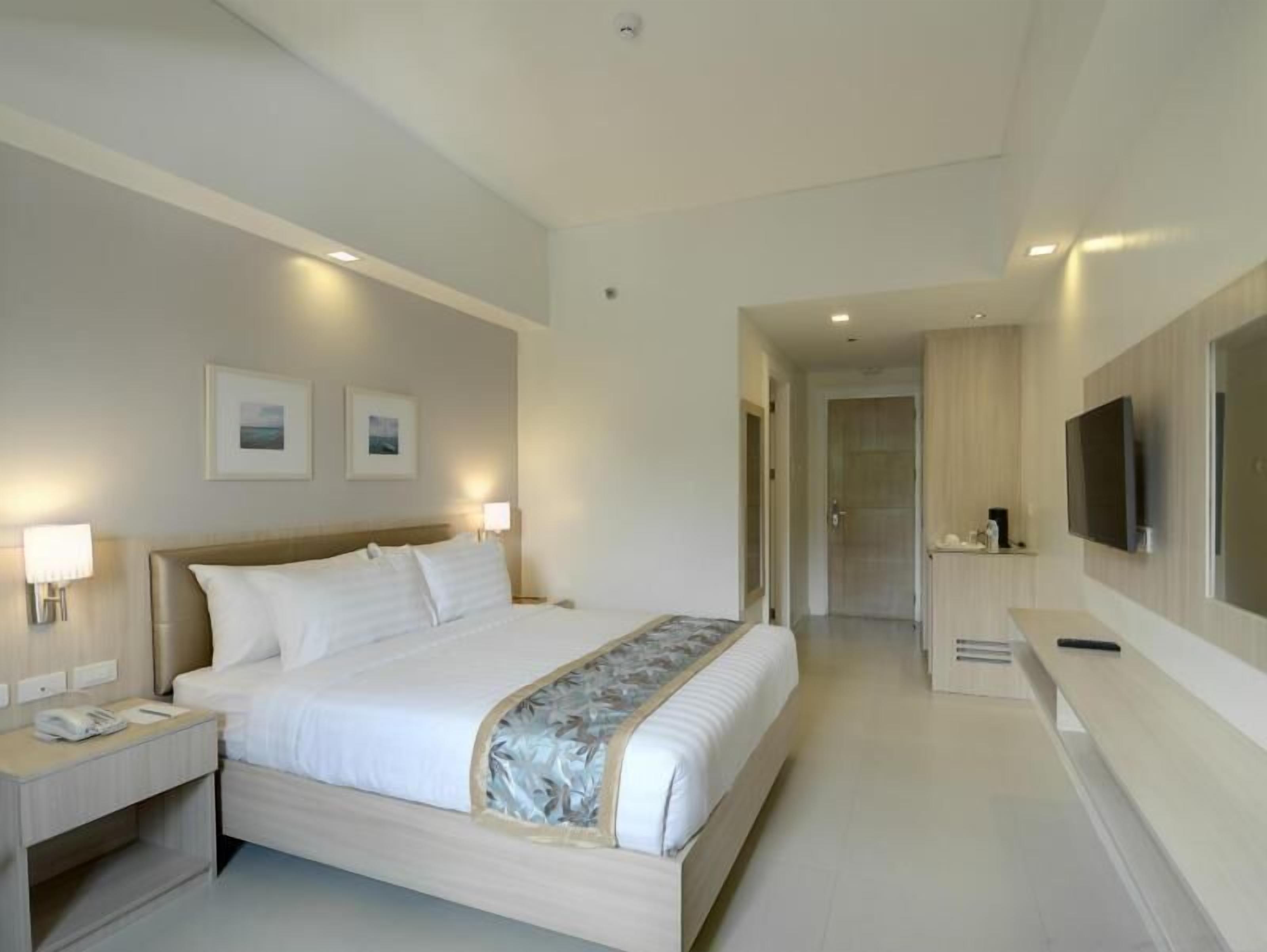 Premium bedding, in-room safe, desk, rollaway beds