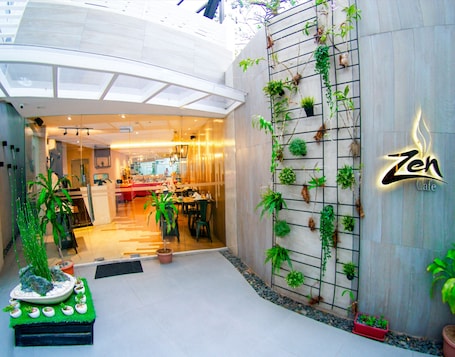 Restaurant. Zerenity Hotel & Suites