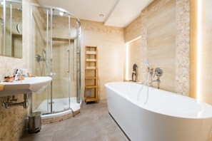 Apartment | Bathroom | Free toiletries, hair dryer, bathrobes, towels - Hotel Żywiecki Medical Spa & Sport (Swinna)