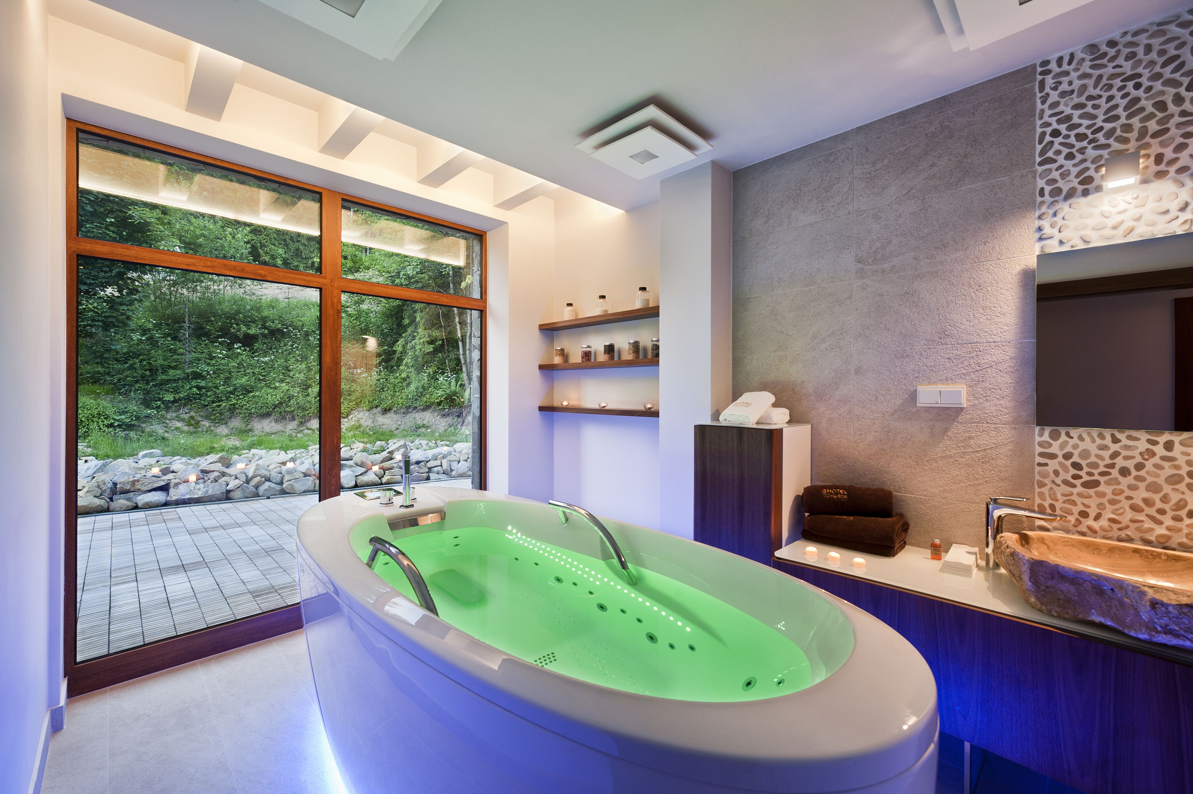 deep-soaking bathtub