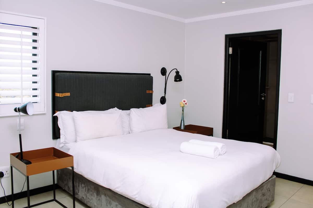 Departamento ejecutivo, 2 habitaciones | Ropa de cama de alta calidad y caja de seguridad en la habitación