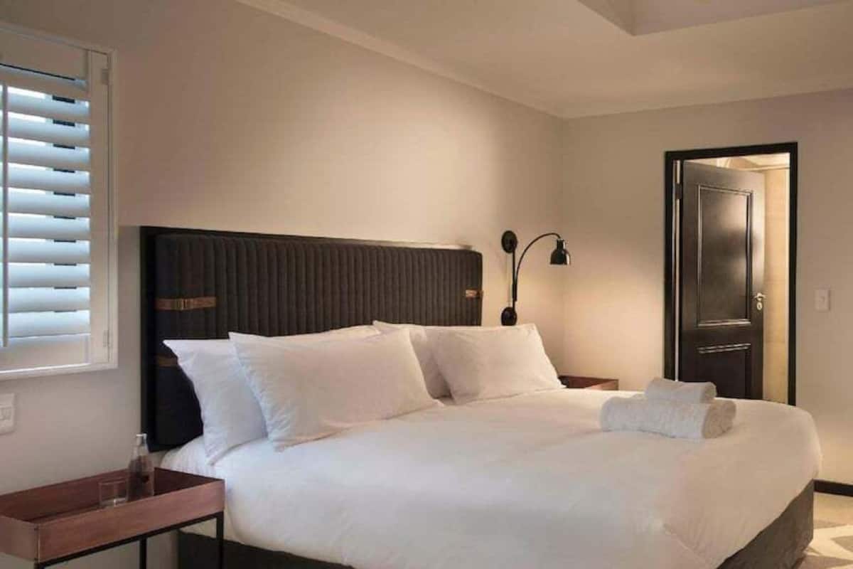 Apartamento, 3 quartos | Roupas de cama premium, cofres nos quartos, escrivaninha