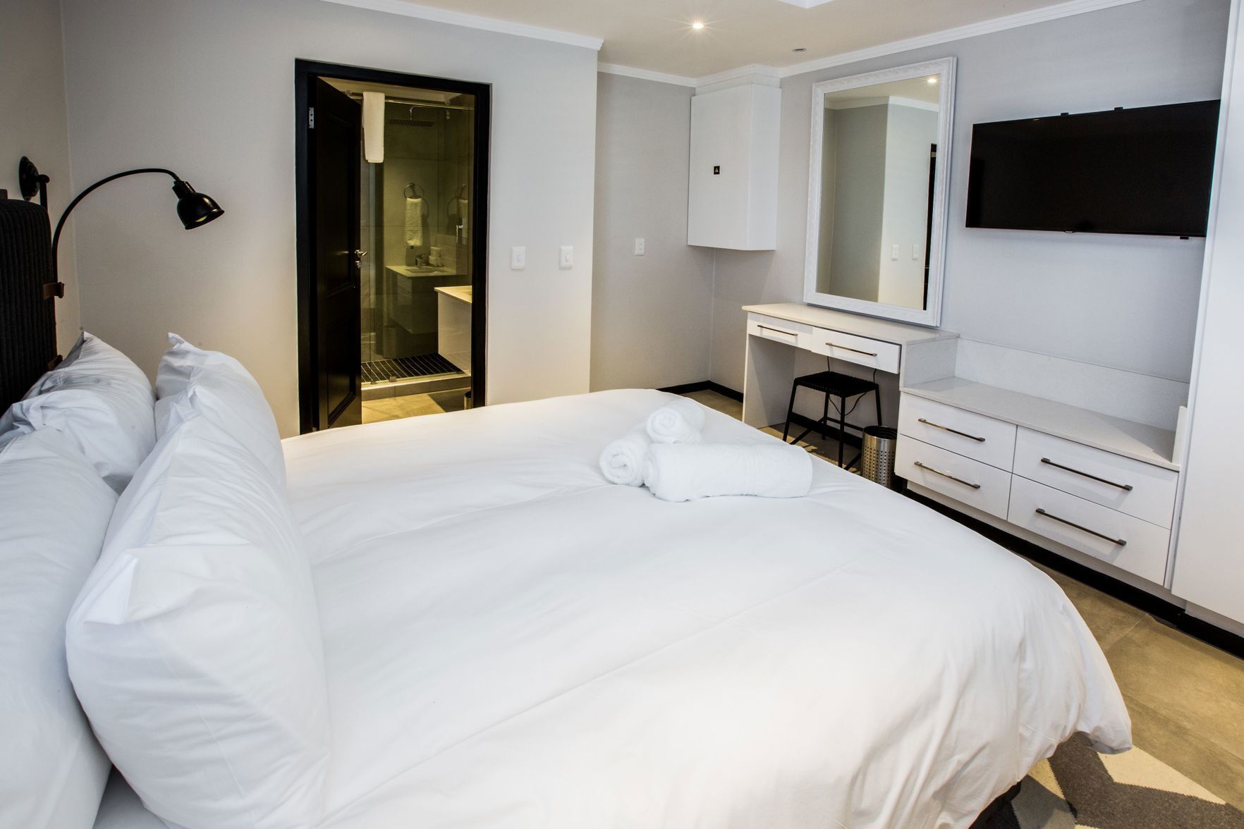 Ropa de cama de alta calidad y caja de seguridad en la habitación 