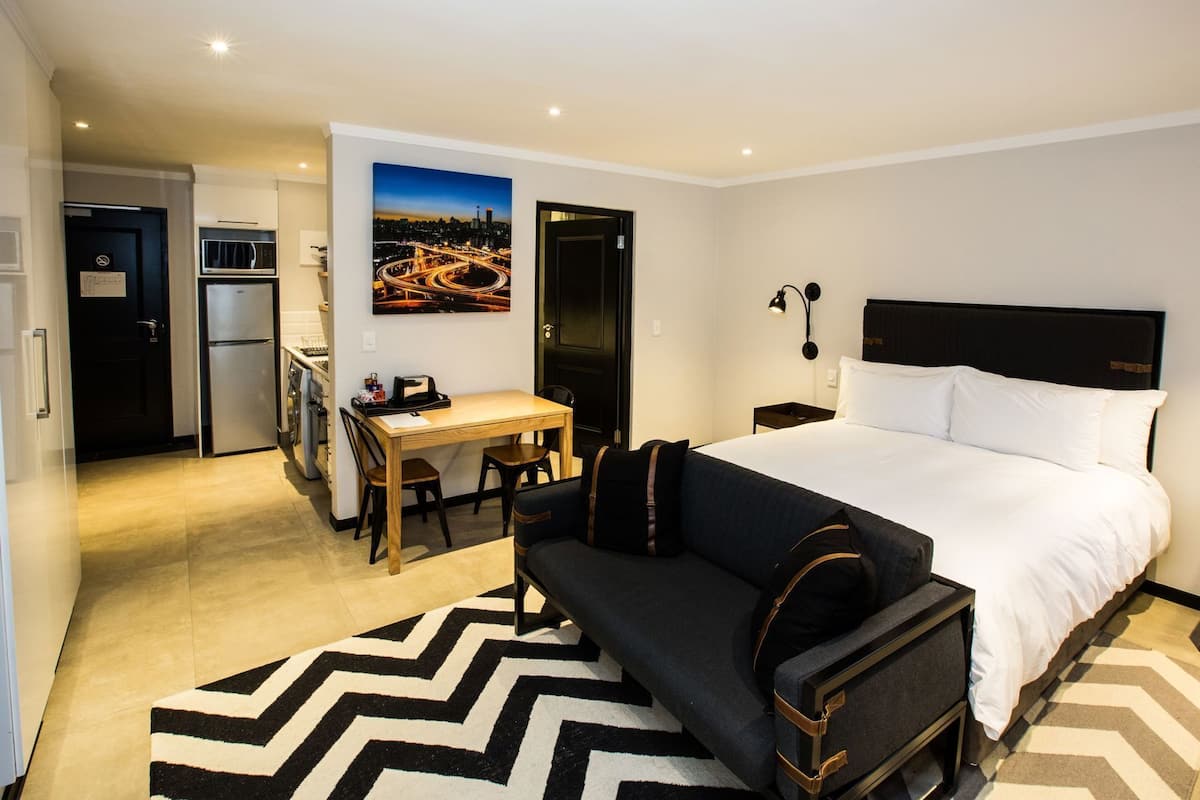 Hochwertige Bettwaren, Zimmersafe, Schreibtisch