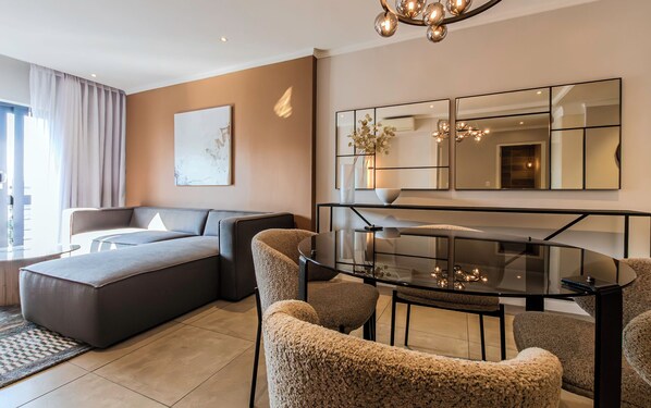 Premium bedding, in-room safe, desk, laptop workspace - The Max Hotel Sandton (Sandton)