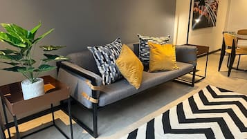Apartament, 2 dormitoris | Roba de llit d'alta qualitat, caixa forta a l'habitació i escriptori
