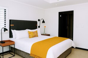 Premium bedding, in-room safe, desk, laptop workspace - The Max Hotel Sandton (Sandton)