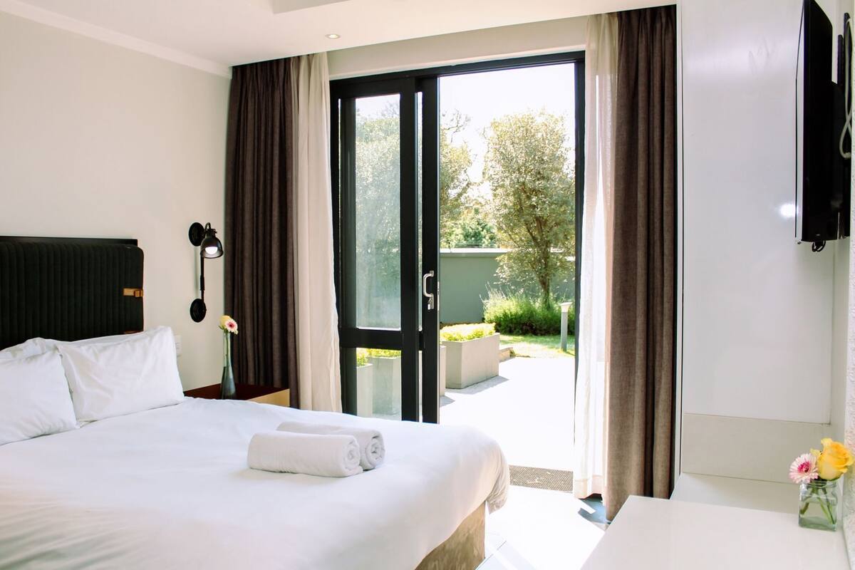 Hochwertige Bettwaren, Zimmersafe, Schreibtisch