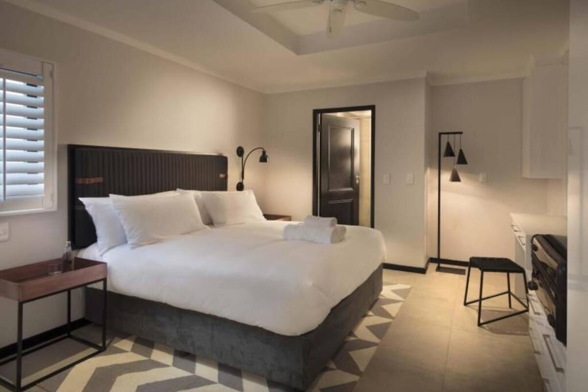 Hochwertige Bettwaren, Zimmersafe, Schreibtisch