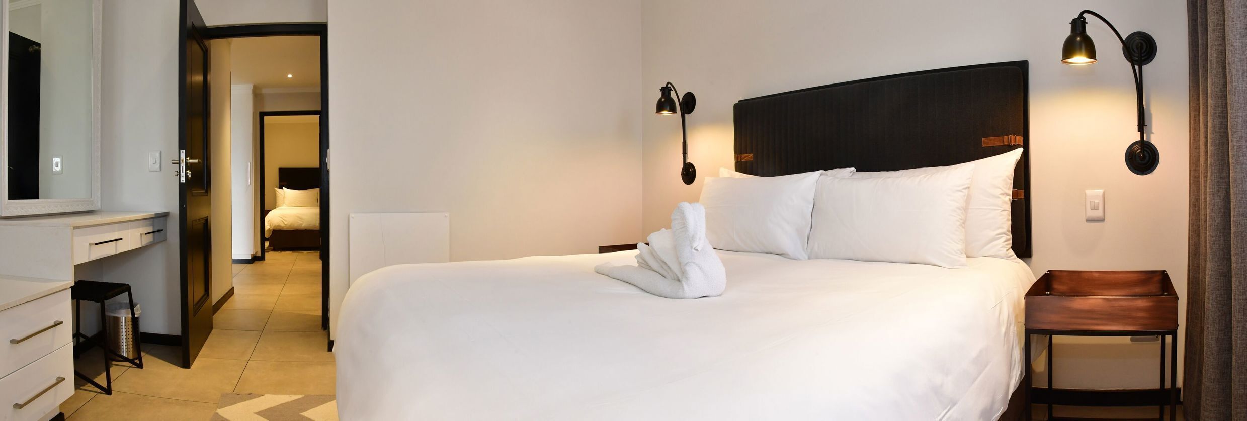 Ropa de cama de alta calidad y caja de seguridad en la habitación 