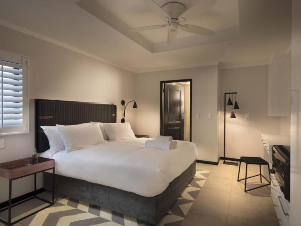 Ropa de cama de alta calidad y caja de seguridad en la habitación 