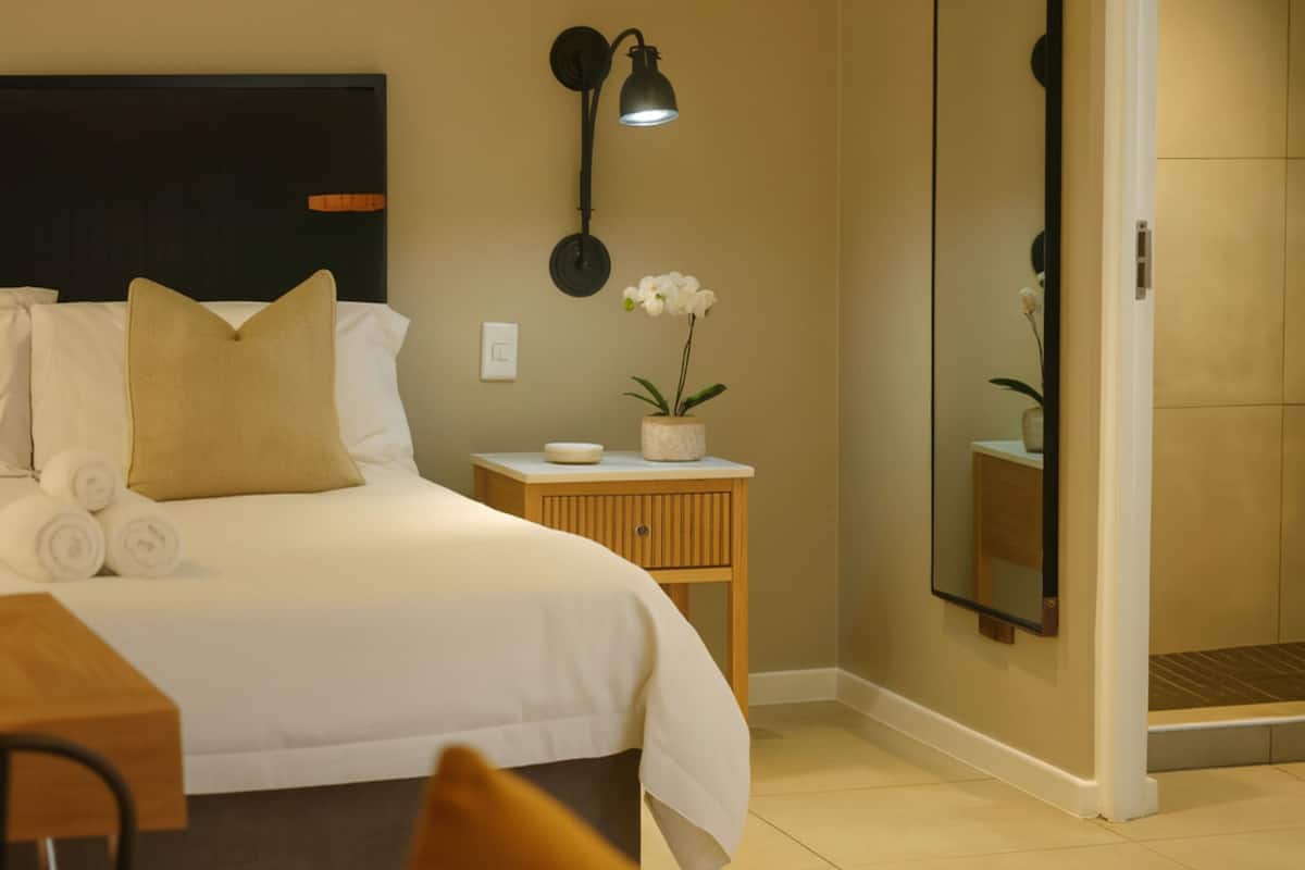 Premium bedding, in-room safe, iron/ironing board, WiFi (free)