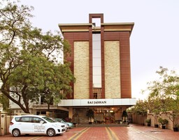 Um hotel chamado SAIJASHAN com design arquitetônico moderno, apresentando um elemento vertical marcante e fachada de tijolos.