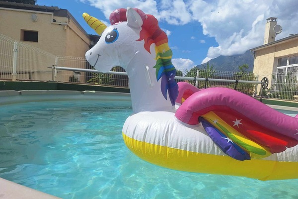 Una piscina al aire libre de temporada