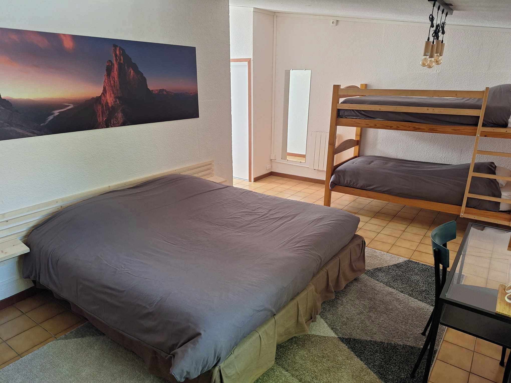 desk, free cots/infant beds, rollaway beds, free wifi