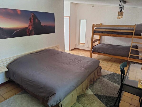 Desk, free cribs/infant beds, rollaway beds, free WiFi