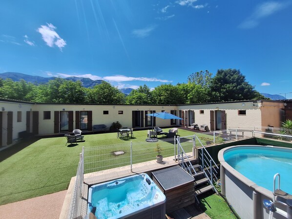 Seasonal outdoor pool - Hôtel Le Connetable (Saint-Bonnet-en-Champsaur)