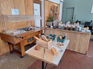 Colazione a buffet a pagamento, servita tutte le mattine 