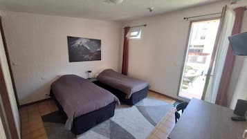 Bureau, lits bébé (gratuits), lits pliants/supplémentaires