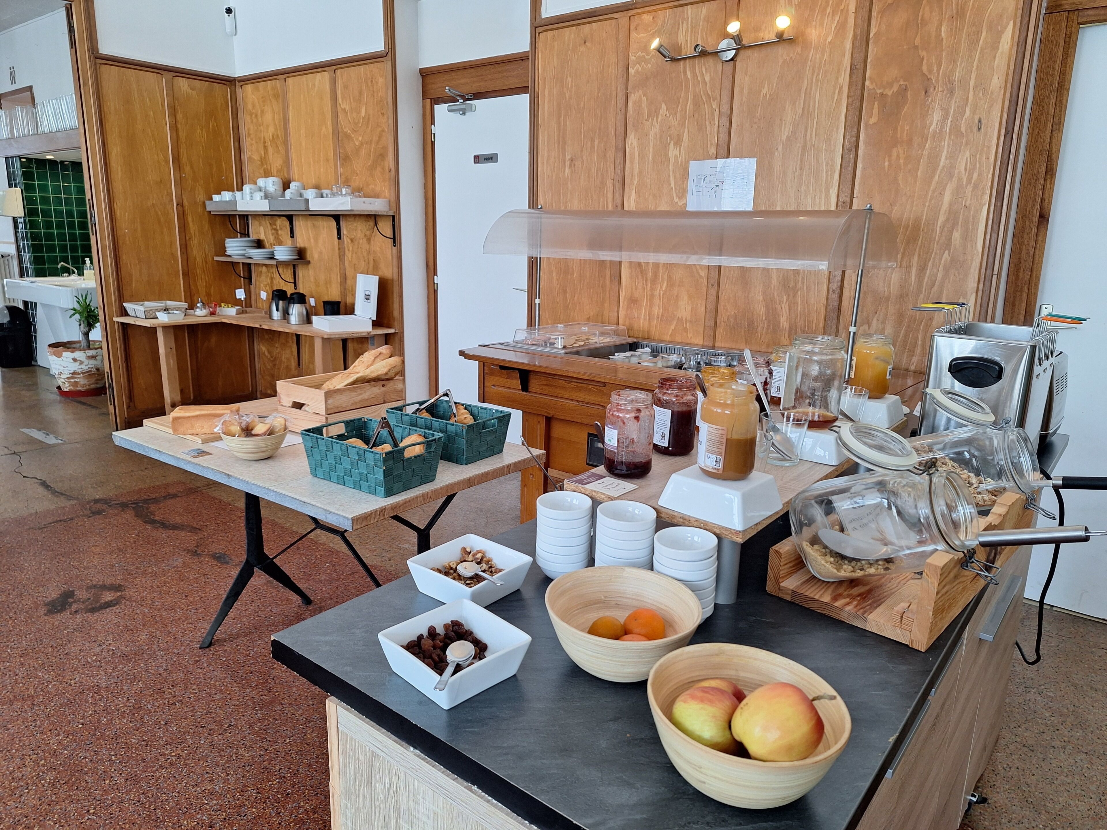 Daily buffet breakfast for a fee