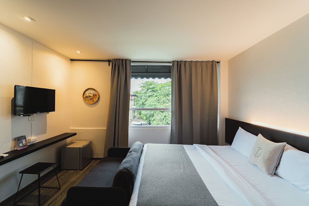 Standard Sofa with Golden Mountain View | 1 sovrum, skrivbord, gratis wi-fi och sängkläder