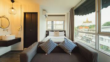 Deluxe Golden Mountain View Room | Desk, free WiFi, bed sheets