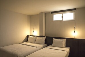 Quarto triplo standard, várias camas | 1 quarto, escrivaninha, Wi-Fi de cortesia, roupa de cama