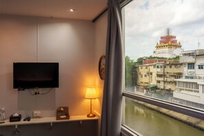 Standard Sofa with Golden Mountain View | 1 quarto, escrivaninha, Wi-Fi de cortesia, roupa de cama