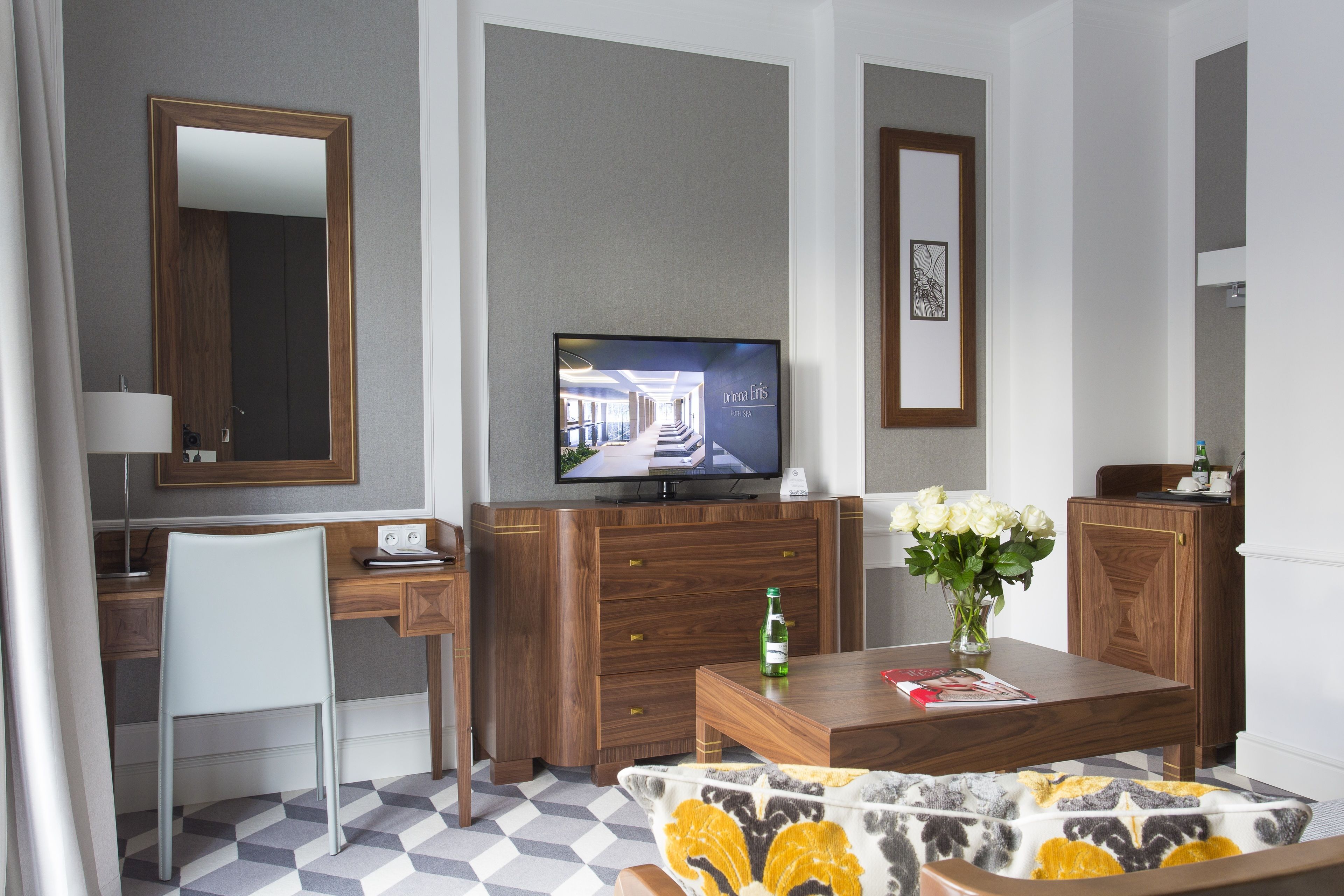 family triple room | living area | flat-screen tv, pay films