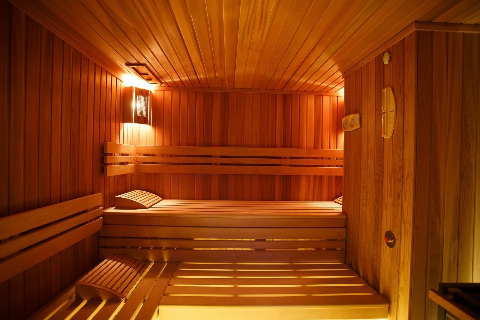 Una sauna de madera con bancos y un asiento.