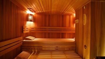 Una sauna de madera con bancos y un asiento.