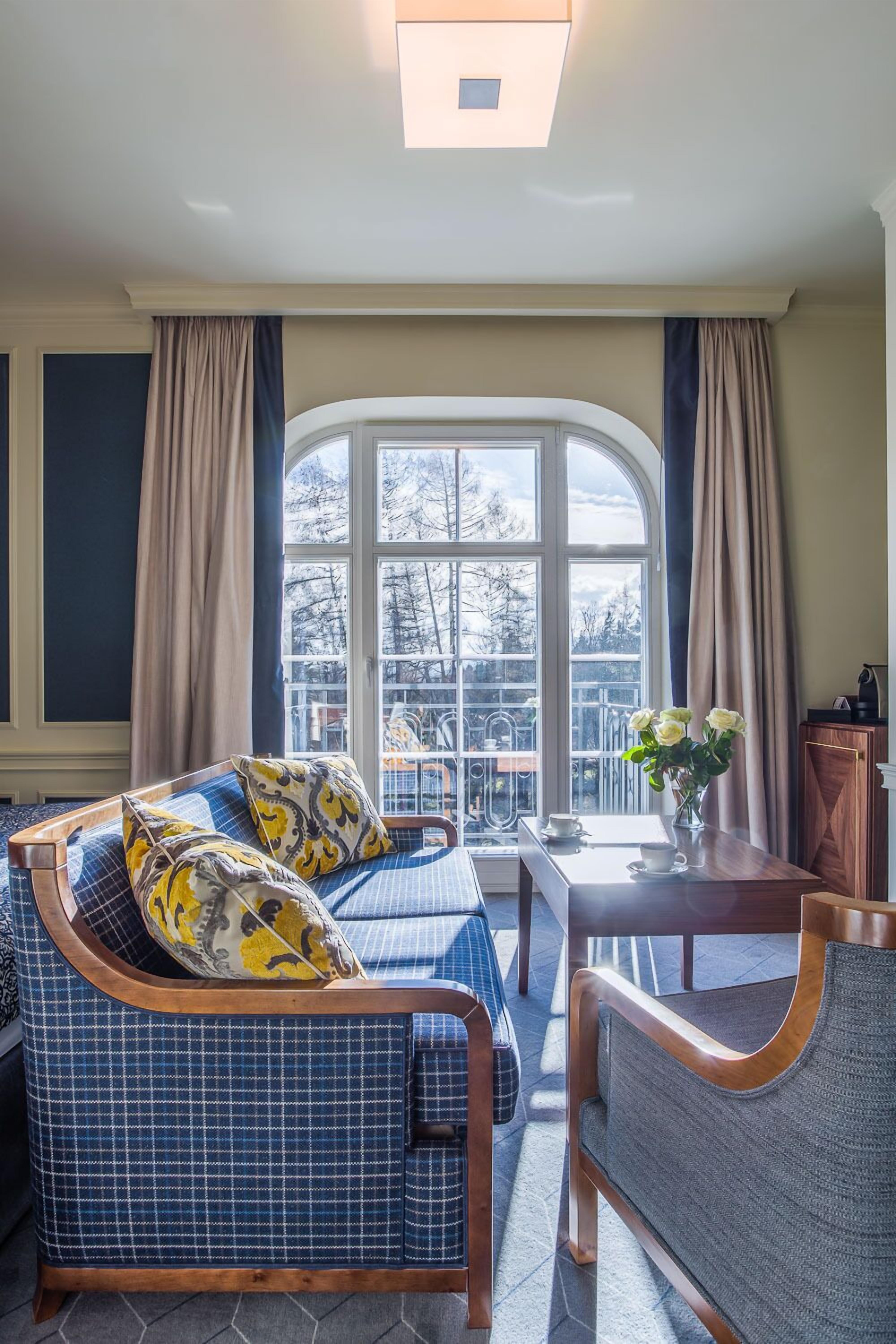 flat-screen tv, pay films