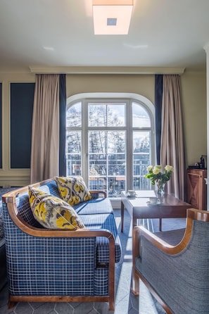 Flat-screen TV, pay films