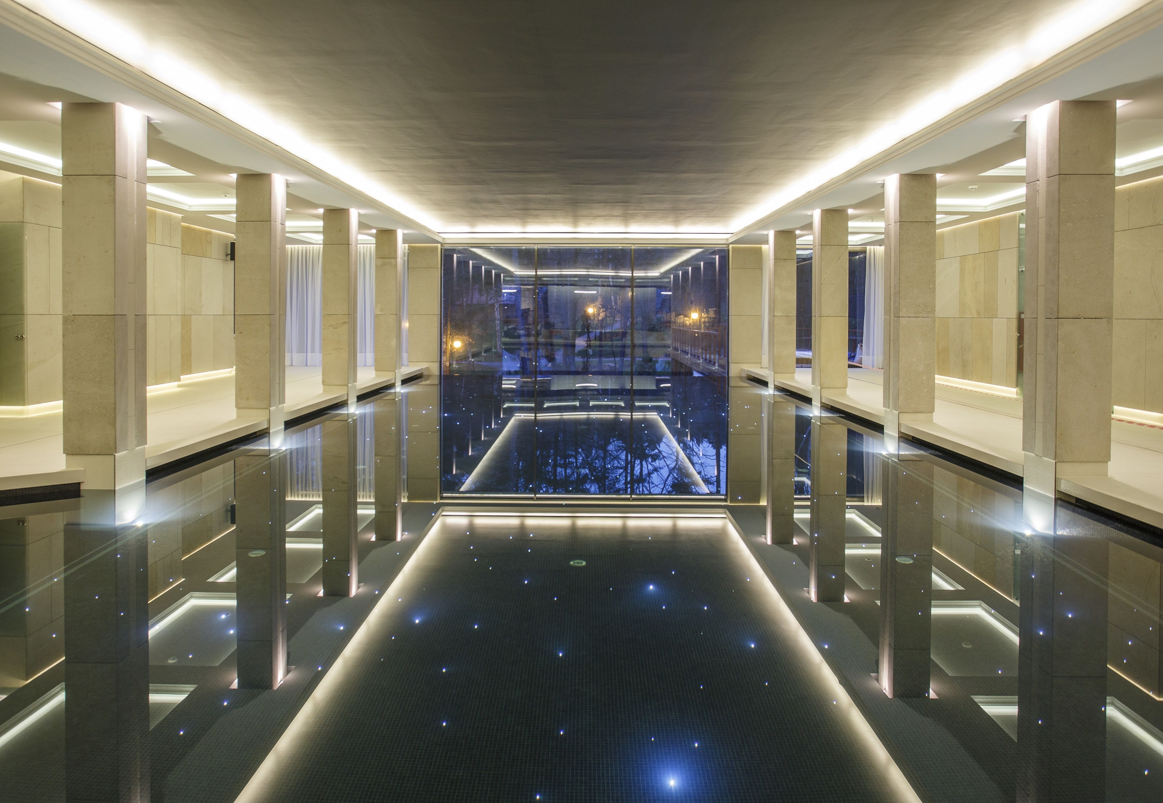 2 개의 실내 수영장, 일광욕 의자